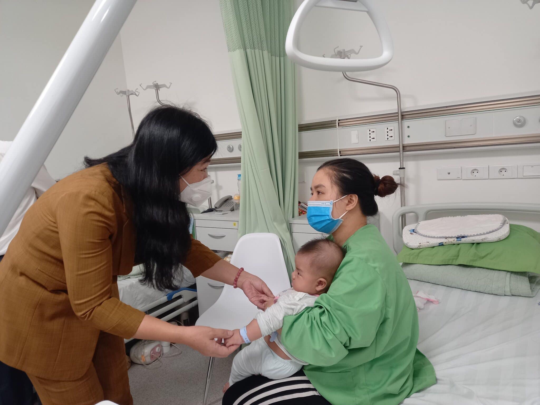 Lãnh đạo thành phố Hà Nội thăm hỏi, hỗ trợ các cháu bé bị tiêm nhầm vắc xin